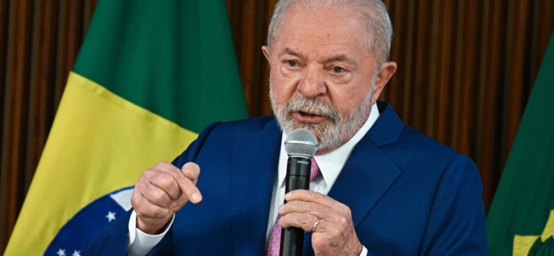 BRA50. BRASÍLIA (BRASIL), 06/1/2023. - El presidente de Brasil, Luiz Inacio Lula da Silva, habla durante la primera reunión ministerial del gobierno hoy, en el Palacio del Planalto, en Brasília (Brasil). Lula da Silva reunió este viernes por primera vez a sus 37 ministros y los instó a trabajar por la "reconstrucción" de la "democracia" y en favor "del pueblo abandonado por el Estado". EFE/ Andre Borges